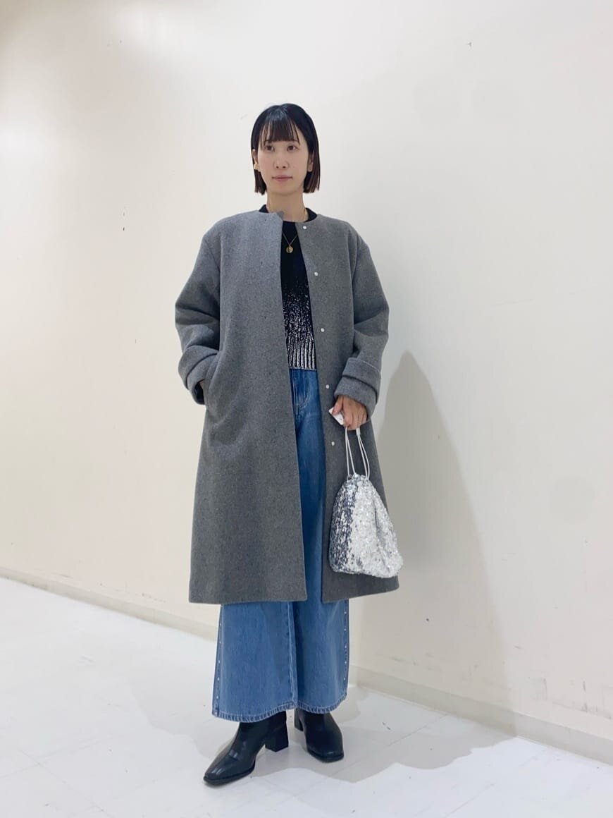 ショート丈ニットとノーカラーコートのコーデ