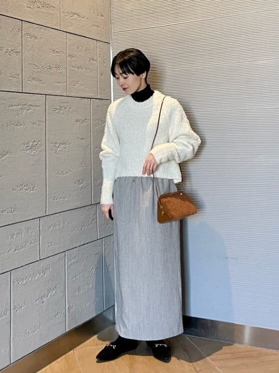 ショート丈ニットとタイトスカートのコーデ