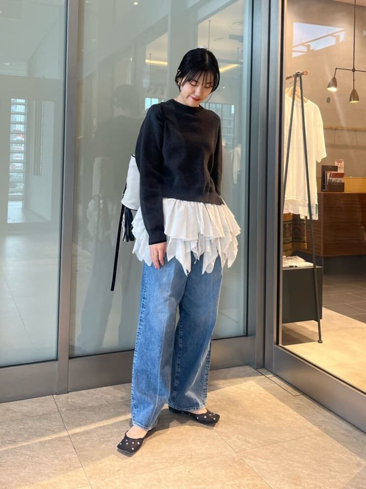 フリルキャミソールとショート丈ニットのコーデ