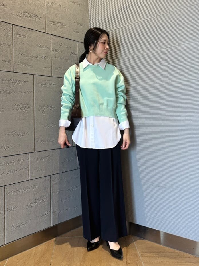 シャツとショート丈ニットのコーデ