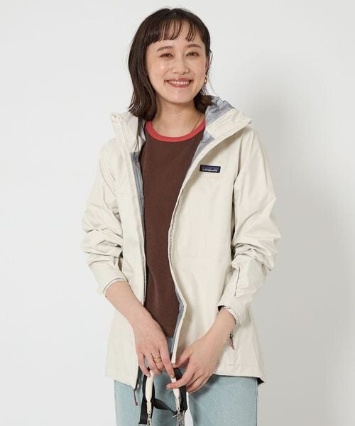 ライトアウターを羽織った女性