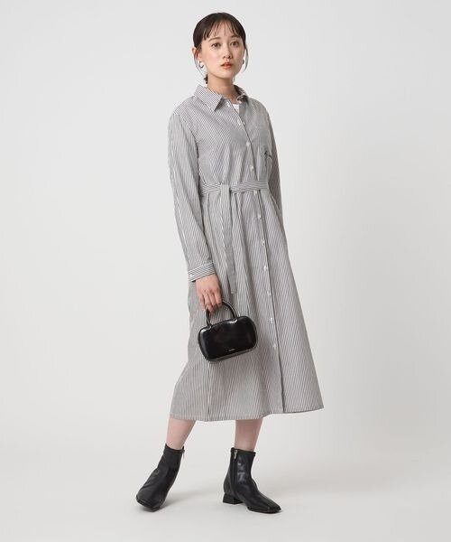 シャツワンピースを着用した女性