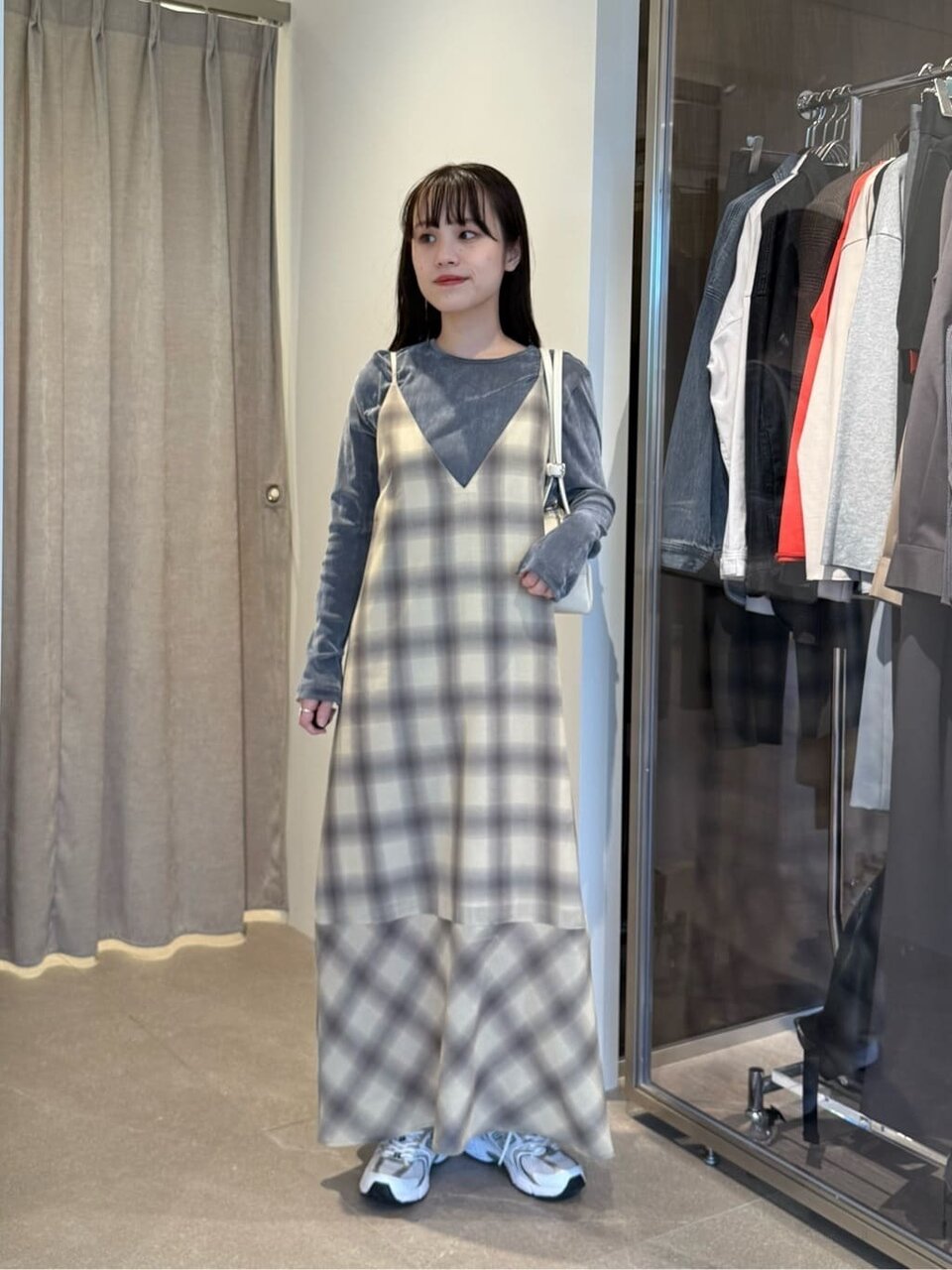 ロングTシャツ×チェック柄ワンピースコーデ