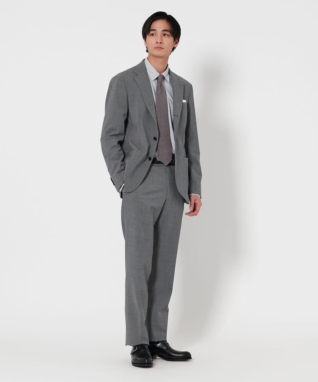 ニットタイを付けた男性