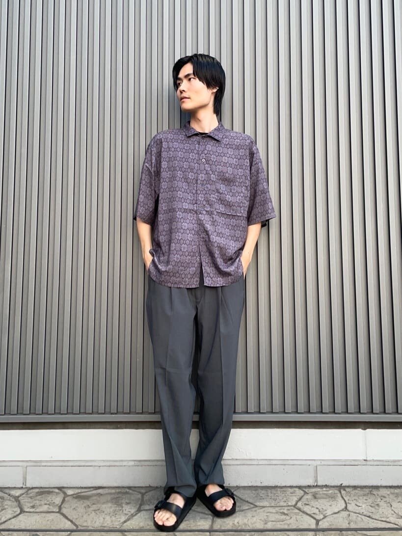 シャツを着た男性
