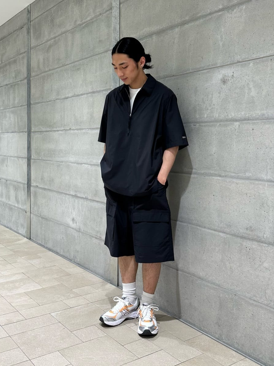 ハーフパンツをはいた男性