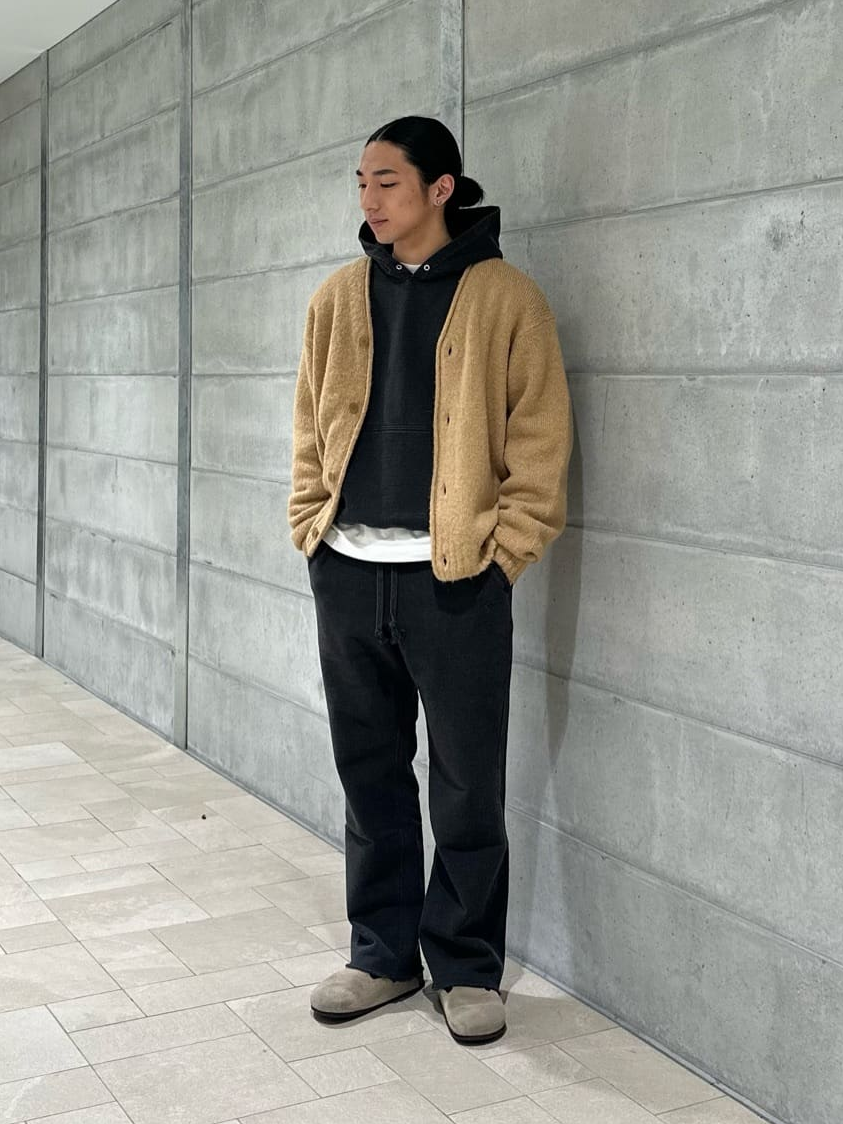 パーカーを着た男性