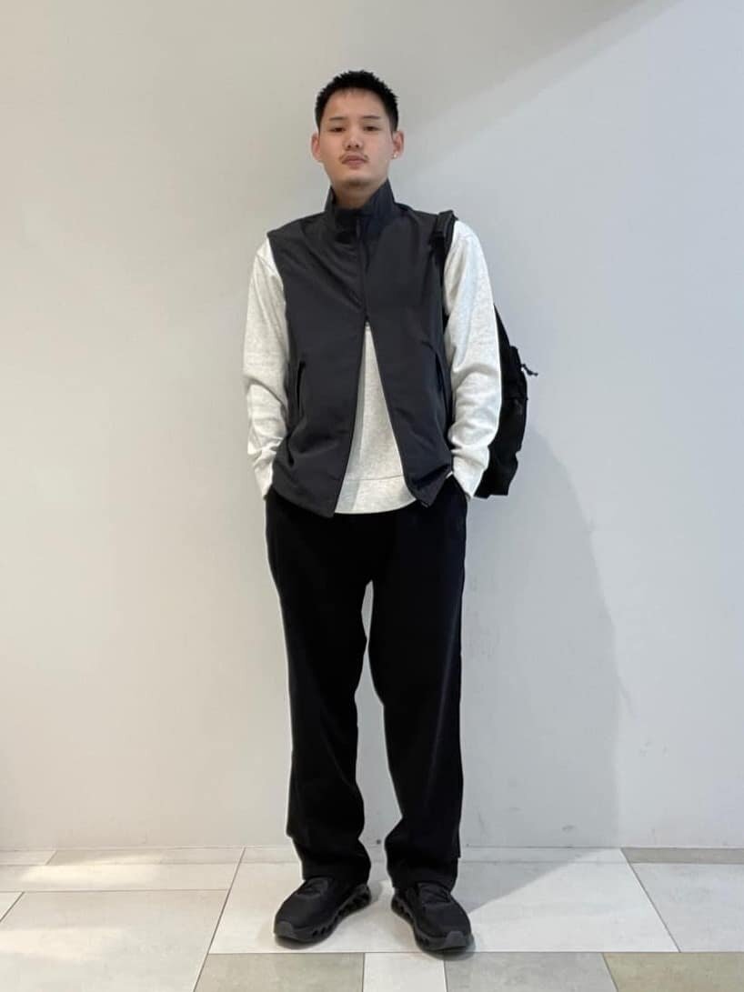 パーカーを着た男性