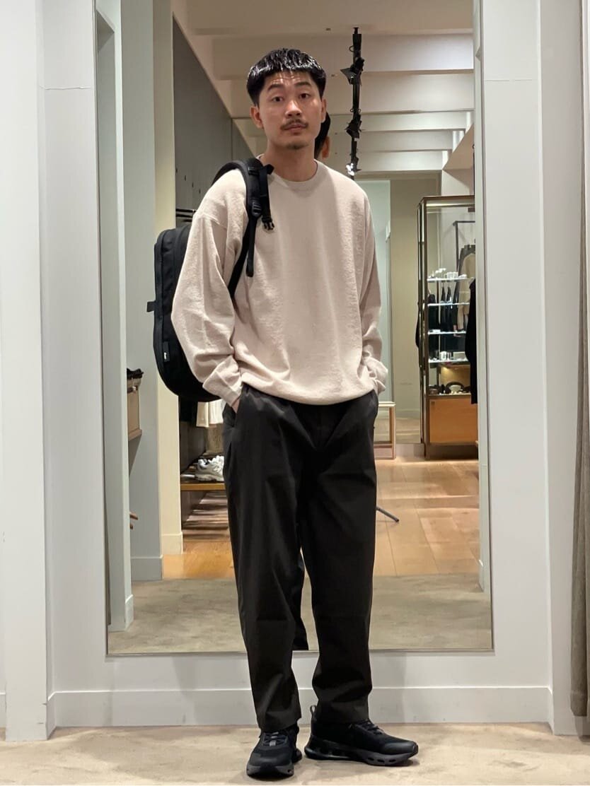スキッパープルオーバーを着た男性