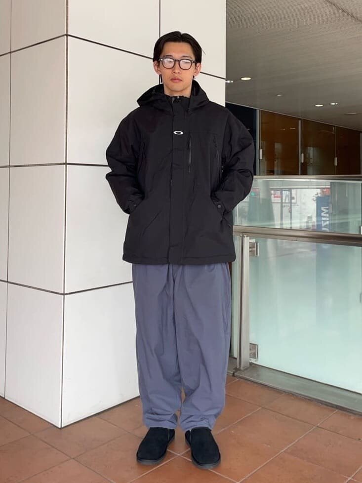 コートを着た男性