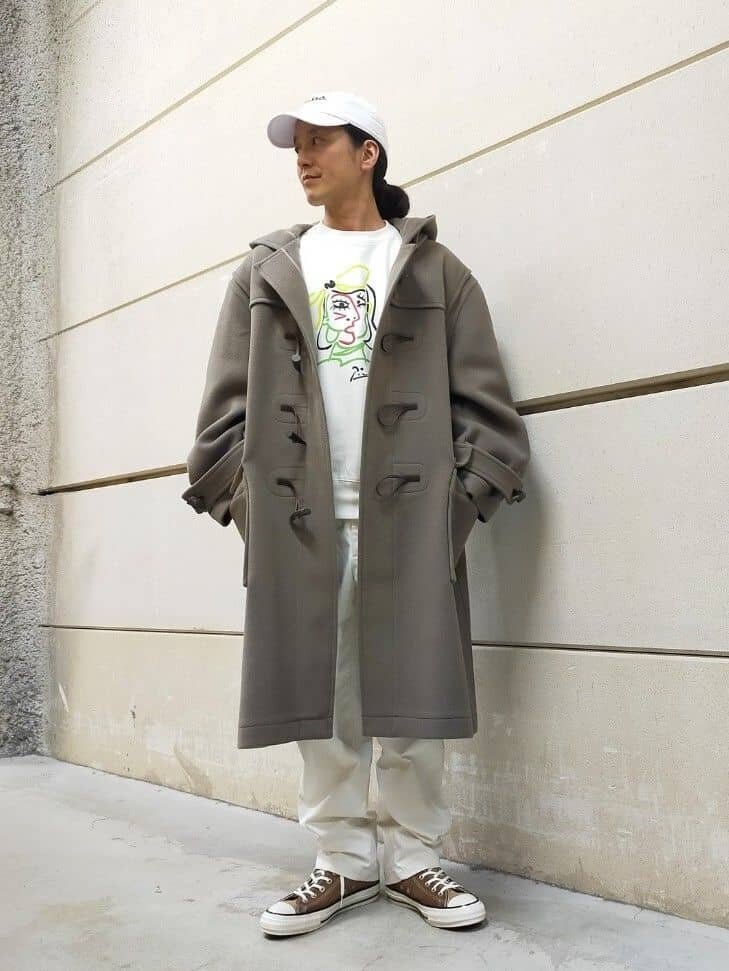ステンカラーコートを着た男性
