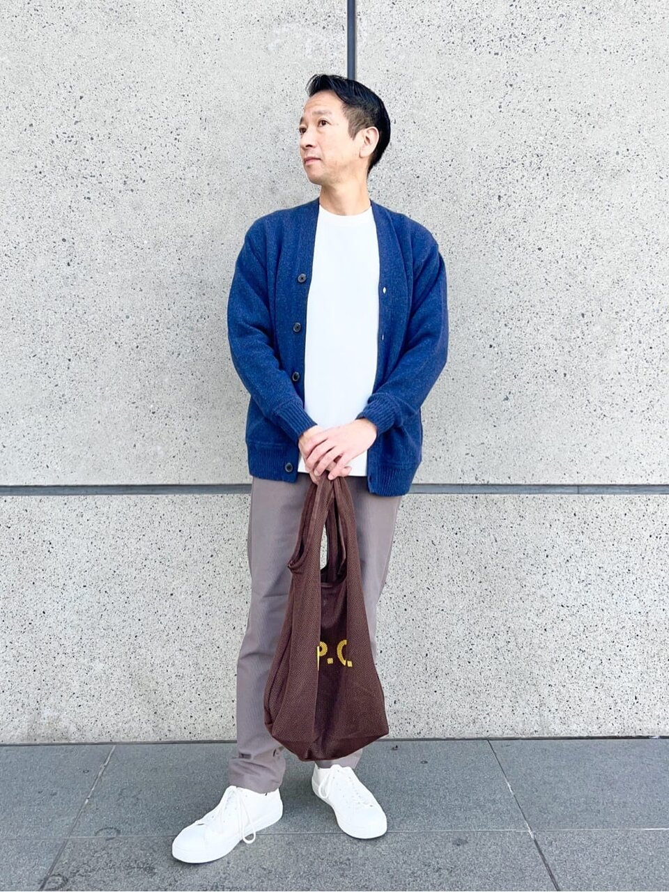 シャツを着た男性