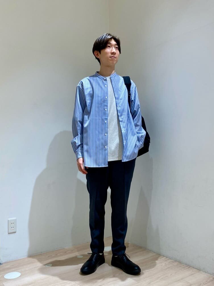 バンドカラーシャツを着た男性