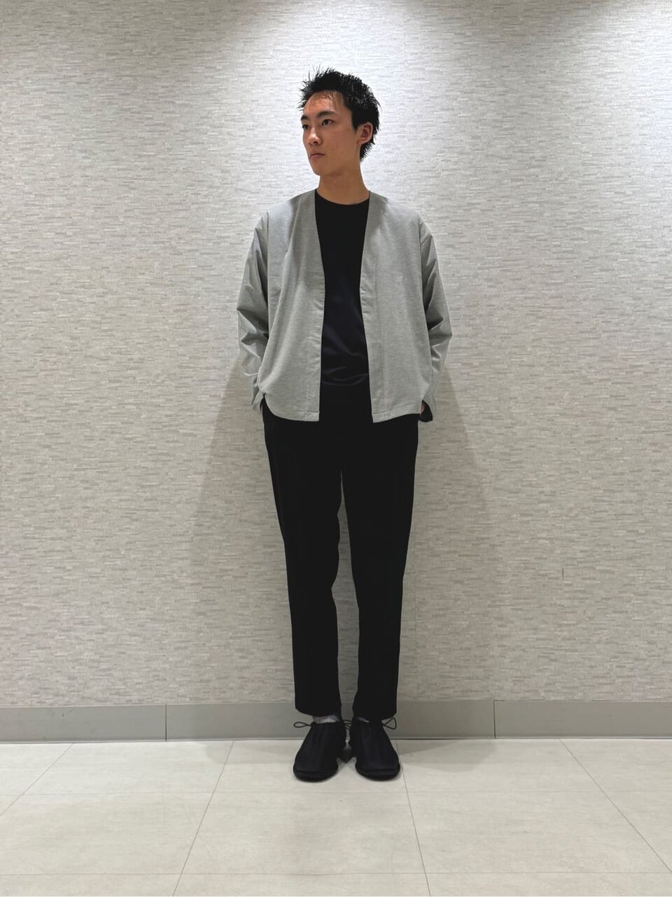 バンドカラーシャツを着た男性