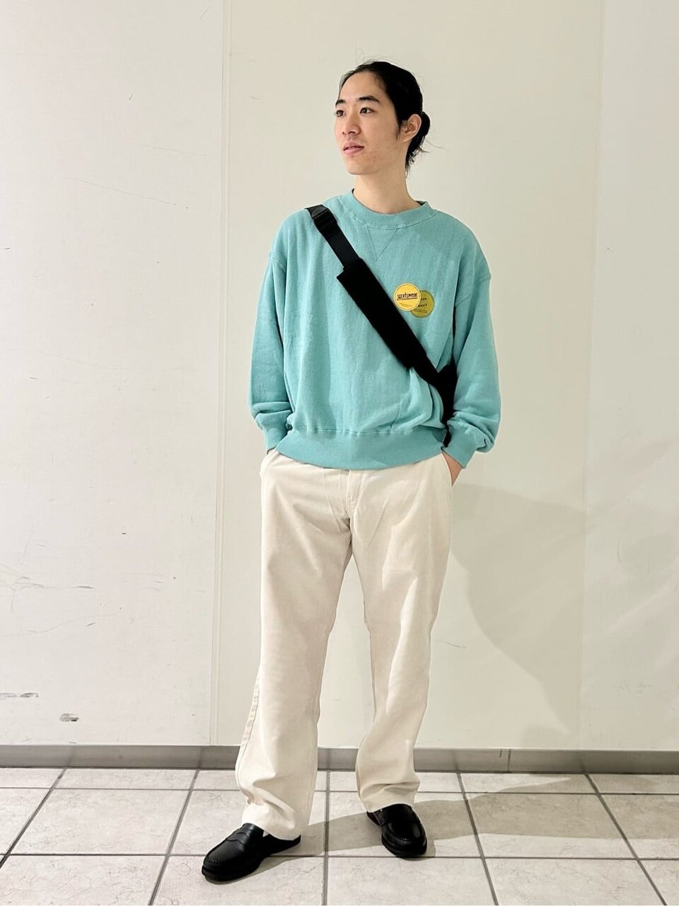 バンドカラーシャツを着た男性
