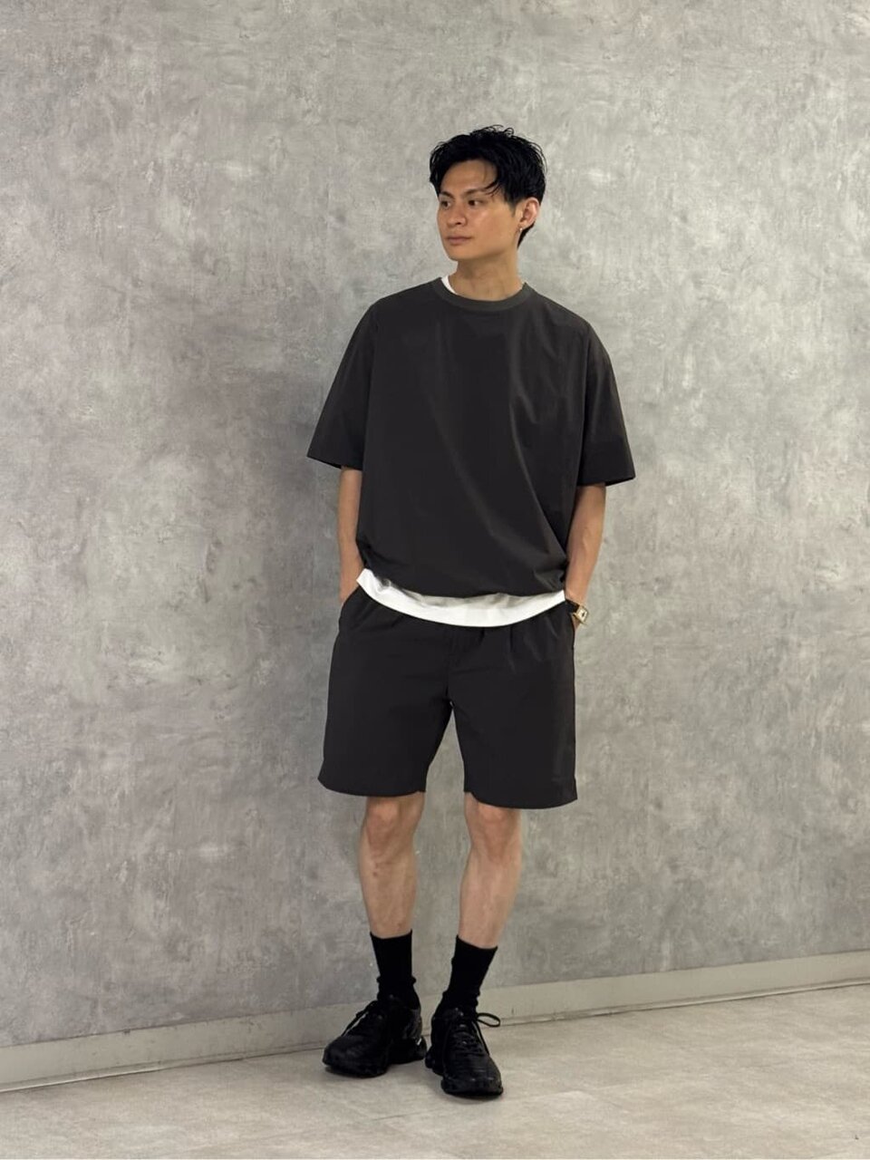 Tシャツとショートパンツの雨の日メンズコーデ