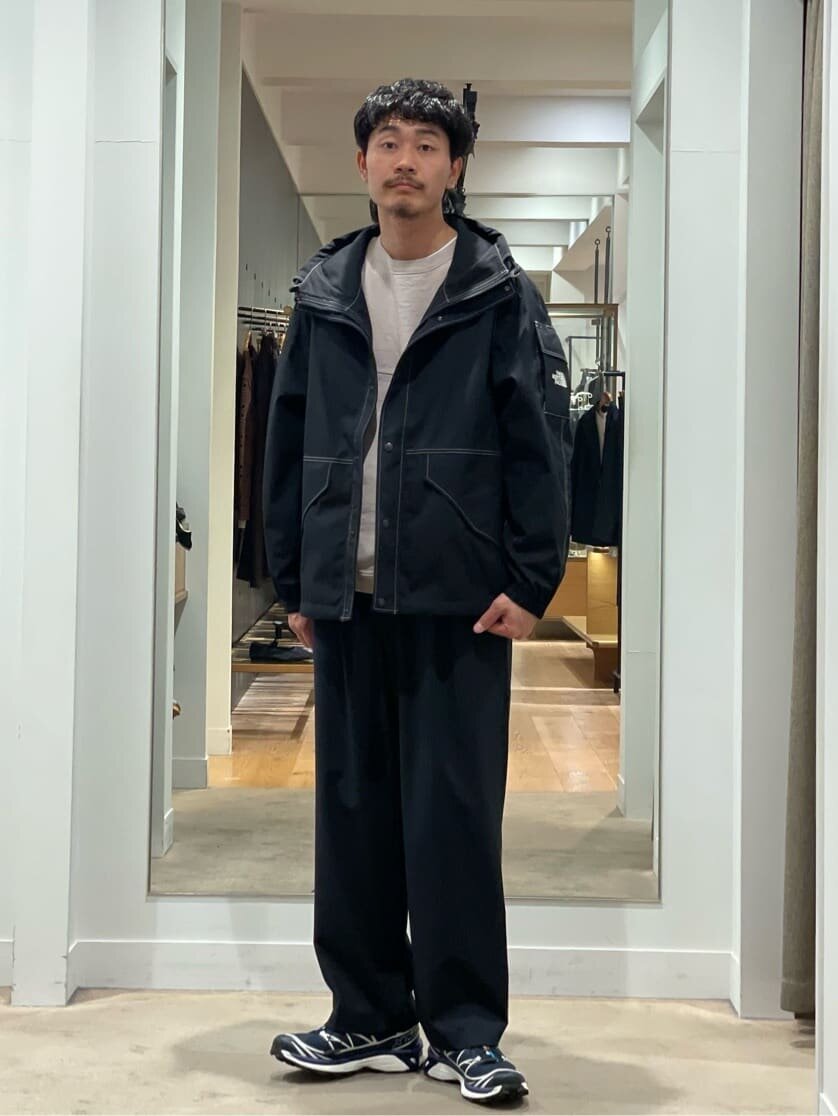 フィールドパーカーとスラックスの雨の日メンズコーデ