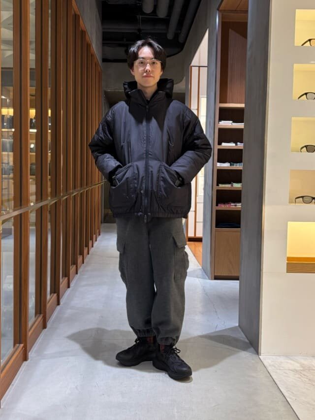 ブルゾンとカーゴパンツの雨の日メンズコーデ