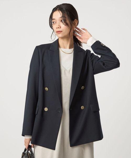 ダブルジャケットを着た女性