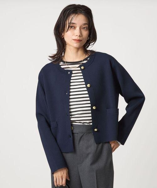ネイビーのカーディガンを着た女性