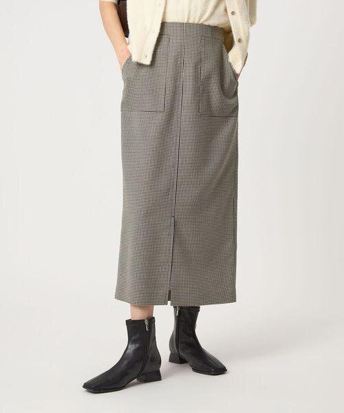 チェック柄のスカートをはいた女性