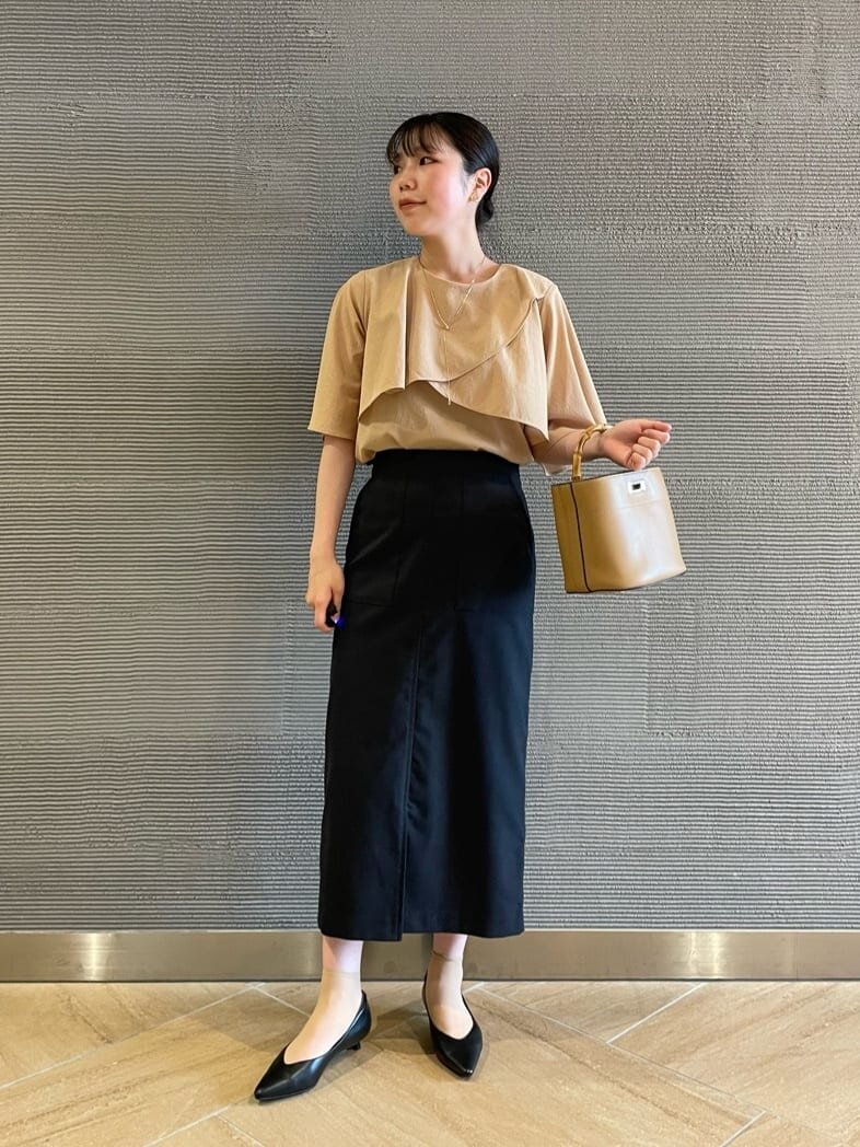 ベージュのブラウスを着た女性