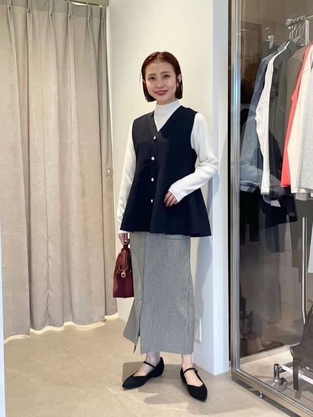 ジレとスカートをあわせた女性