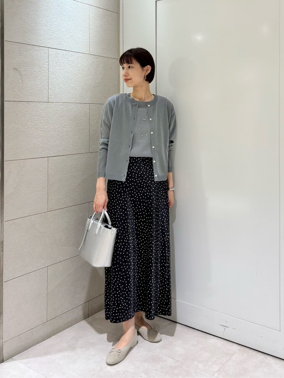 グレーのカーディガンを着た女性