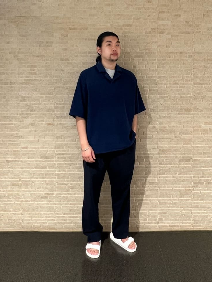 スキッパープルオーバーを着た男性