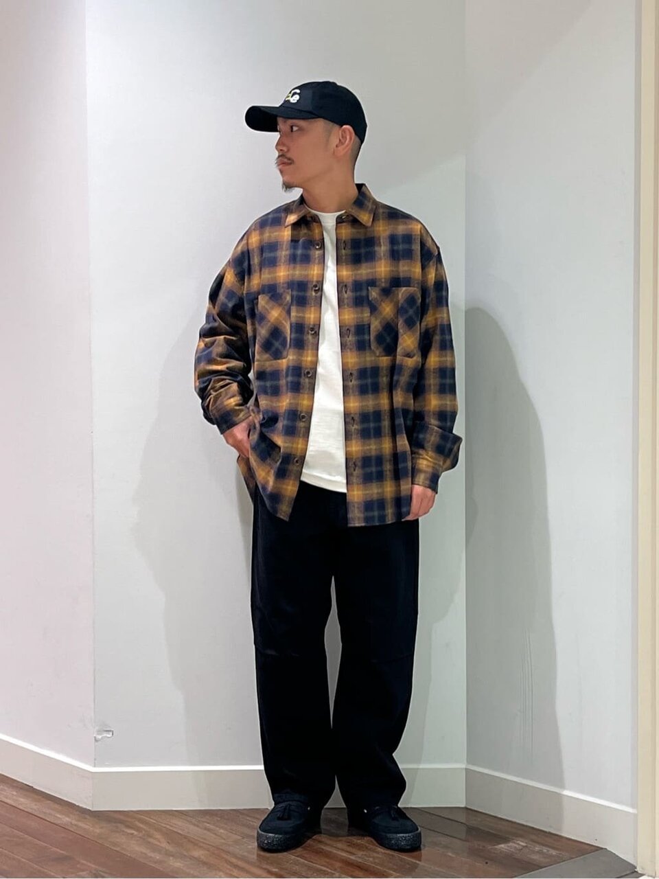 ブルゾンを着た男性