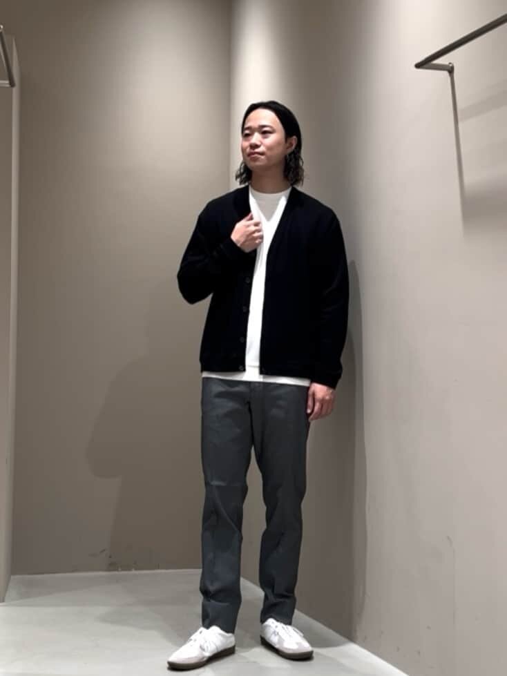 ブルゾンを着た男性