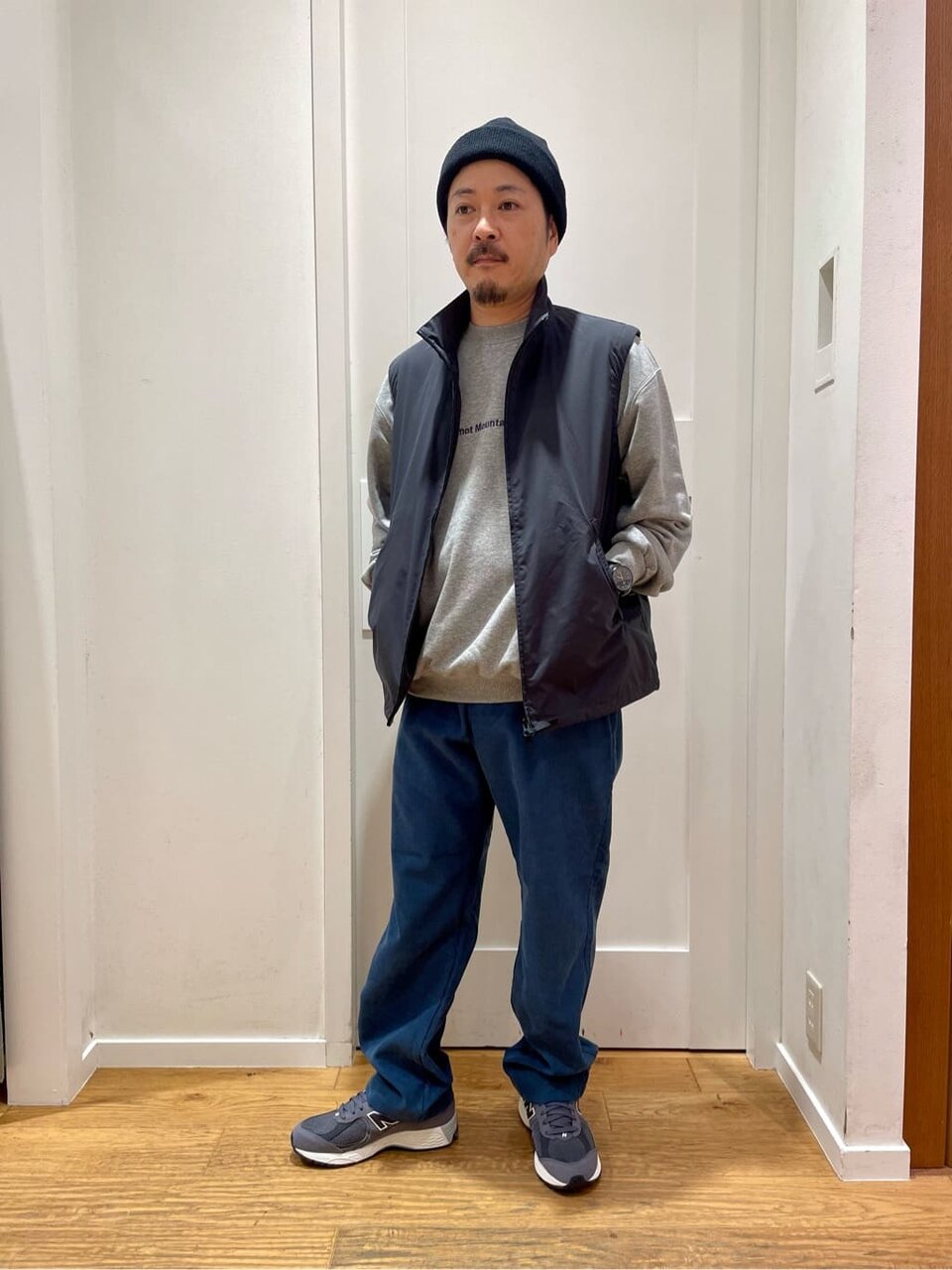 ブルゾンを着た男性