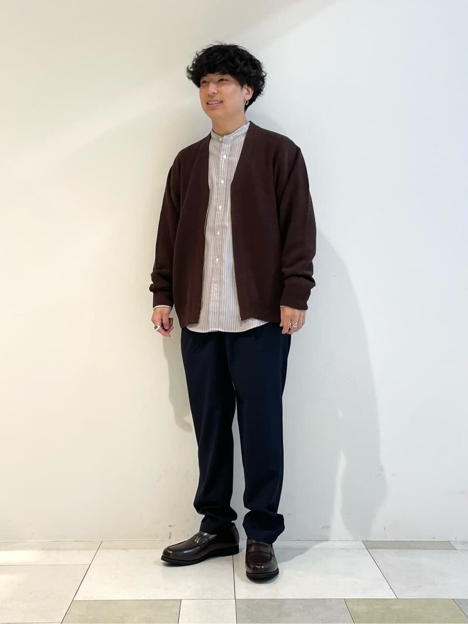 コーチジャケットを着た男性