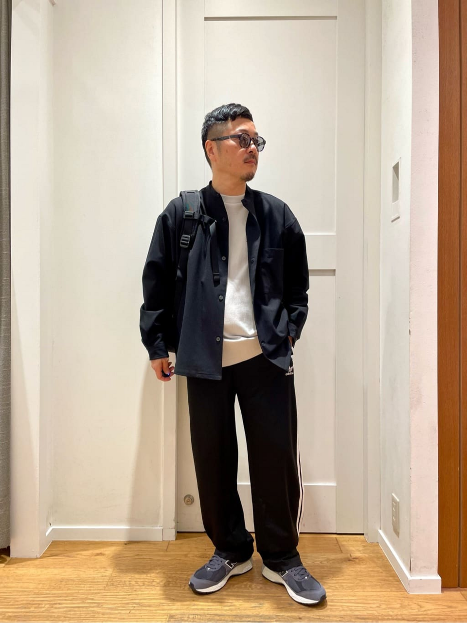 バンドカラーシャツを着た男性