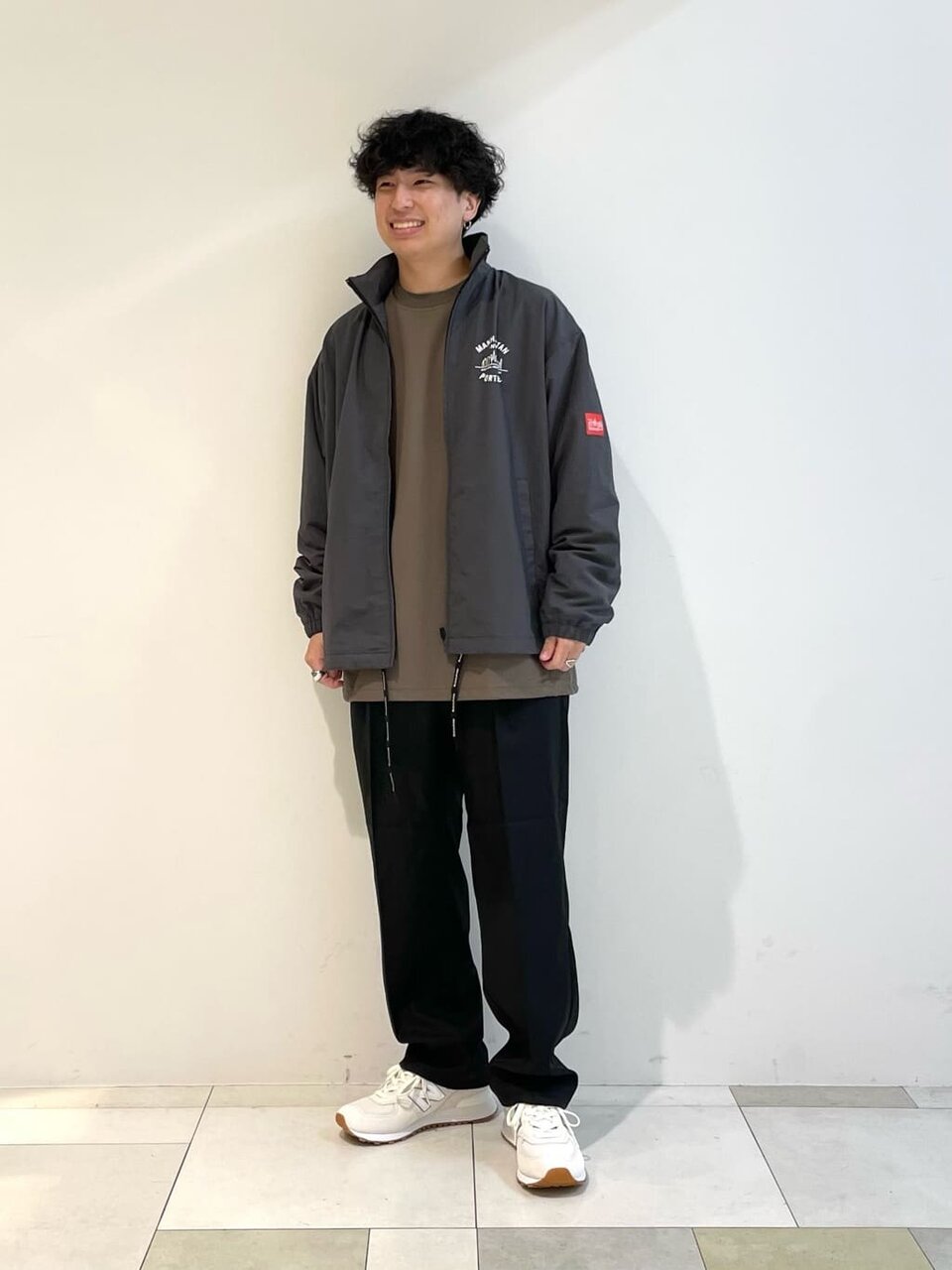 バンドカラーシャツを着た男性