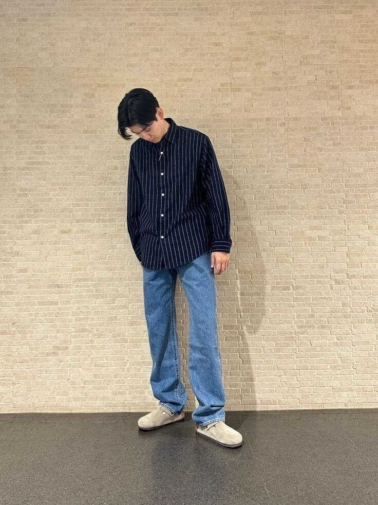 フードブルゾンを着た男性