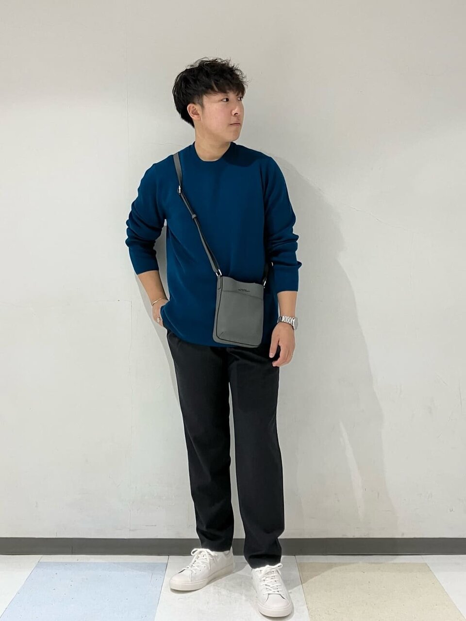フードブルゾンを着た男性