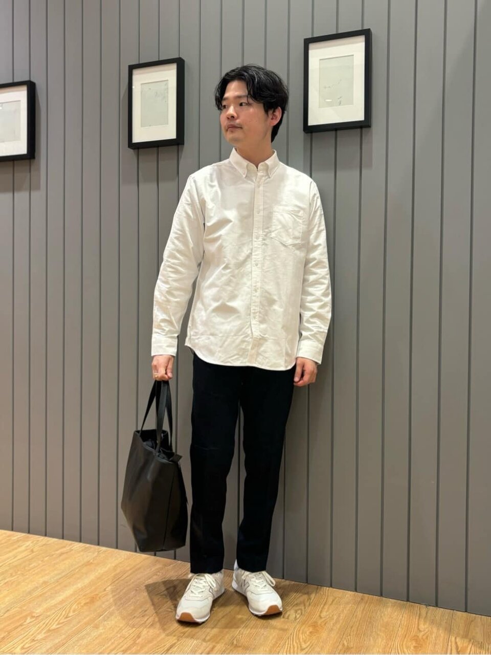 フードブルゾンを着た男性