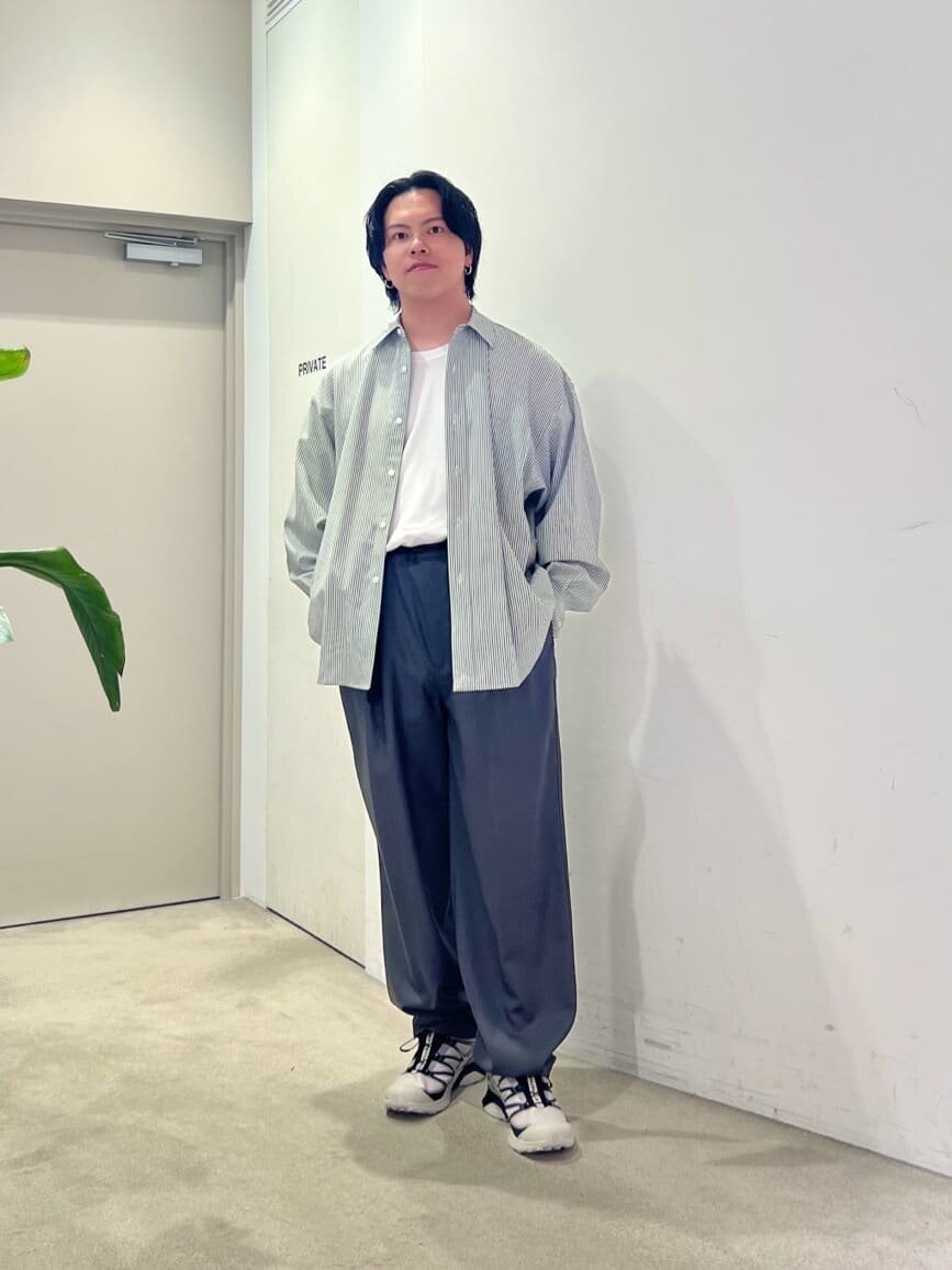 フードブルゾンを着た男性