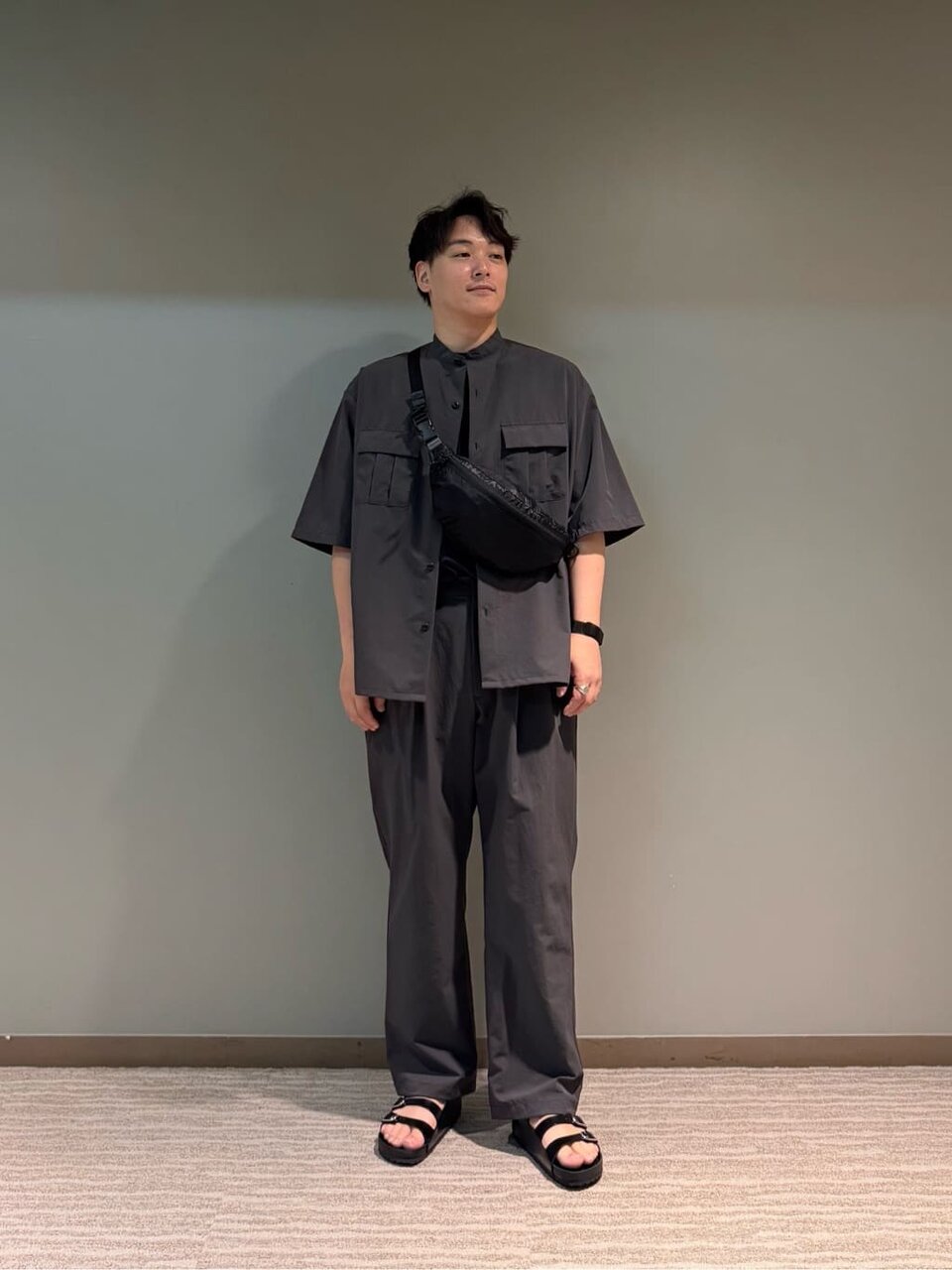 シャツを着た男性