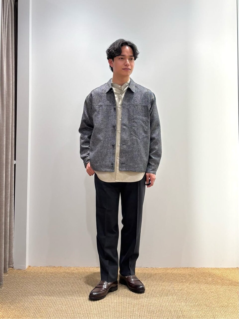 ブルゾンを着た男性