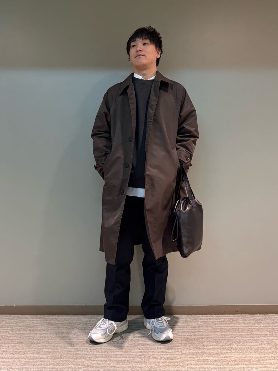 コートを着た男性