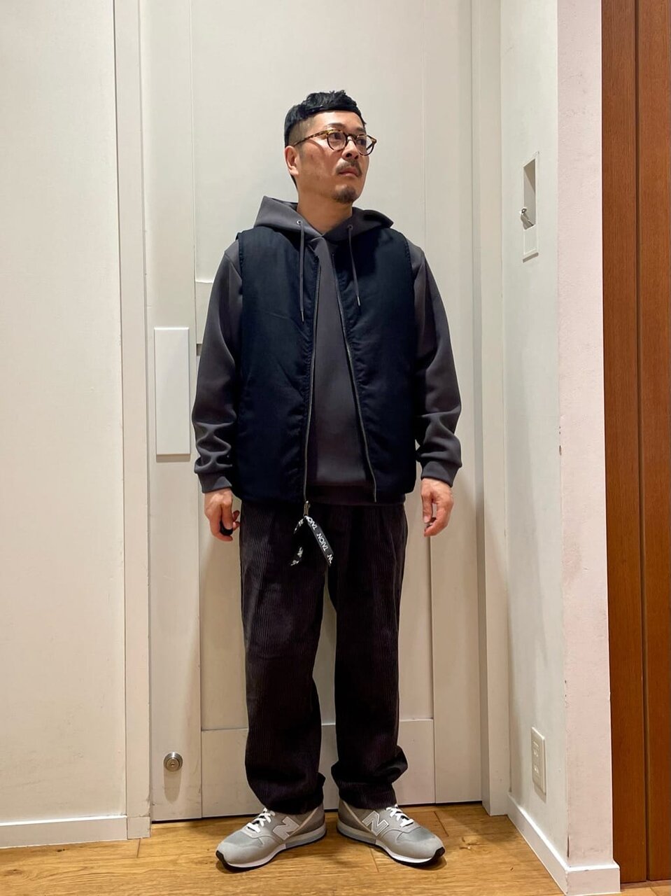 パーカーを着た男性