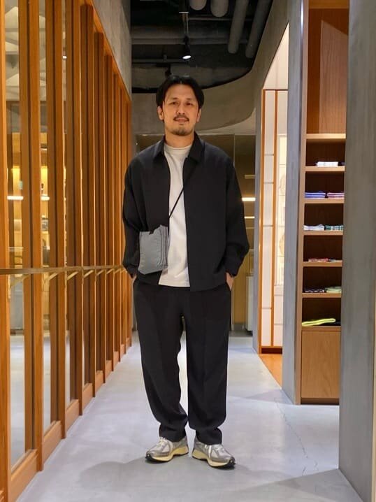 コーチジャケットを着た男性