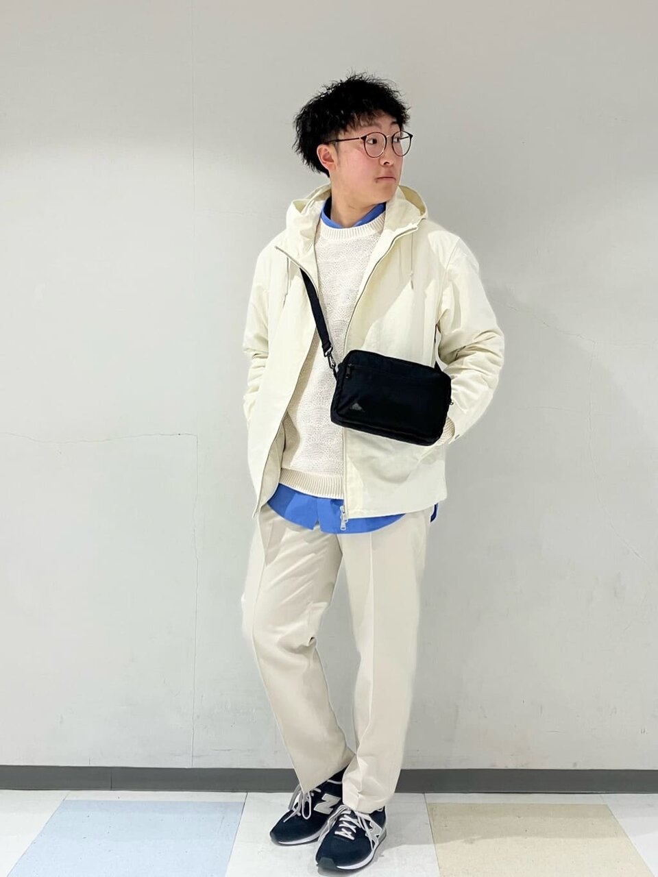 フードブルゾンを着た男性