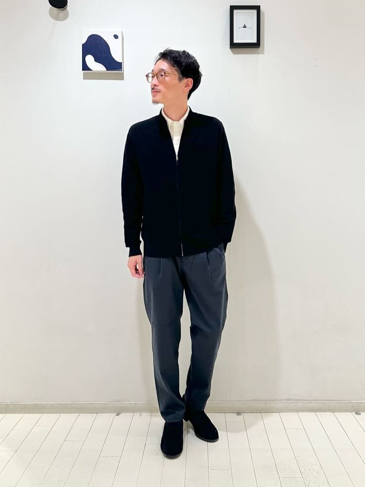 ジップアップカーディガンを着た男性