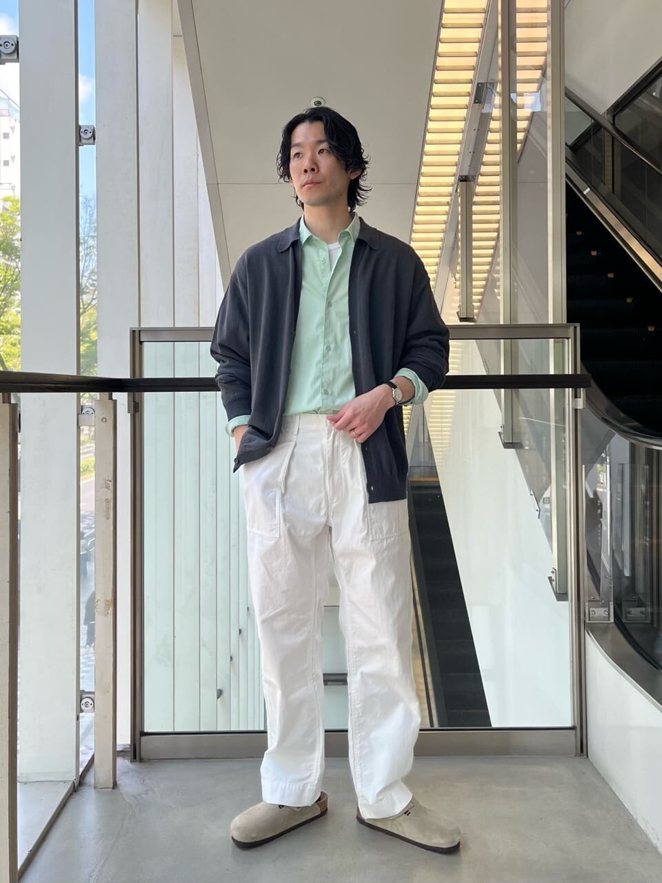カーディガンを着た男性