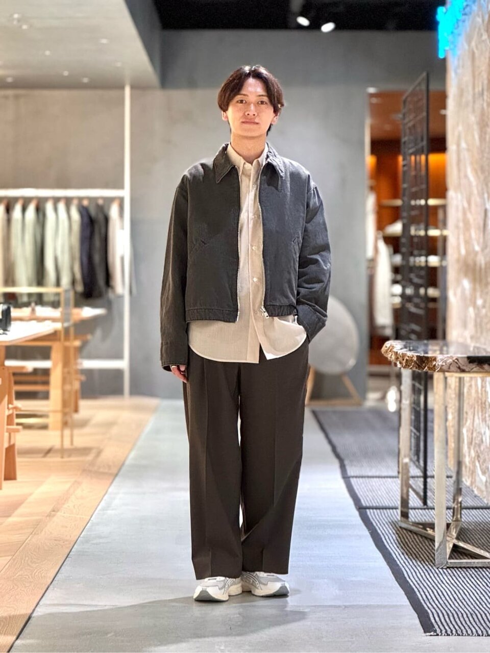 キルティングジャケットを着た男性