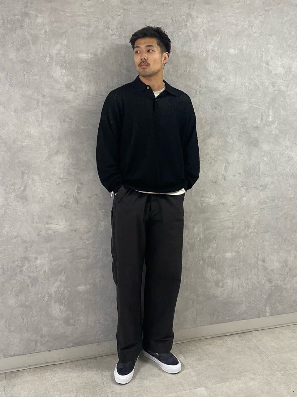 ニットポロを着た男性