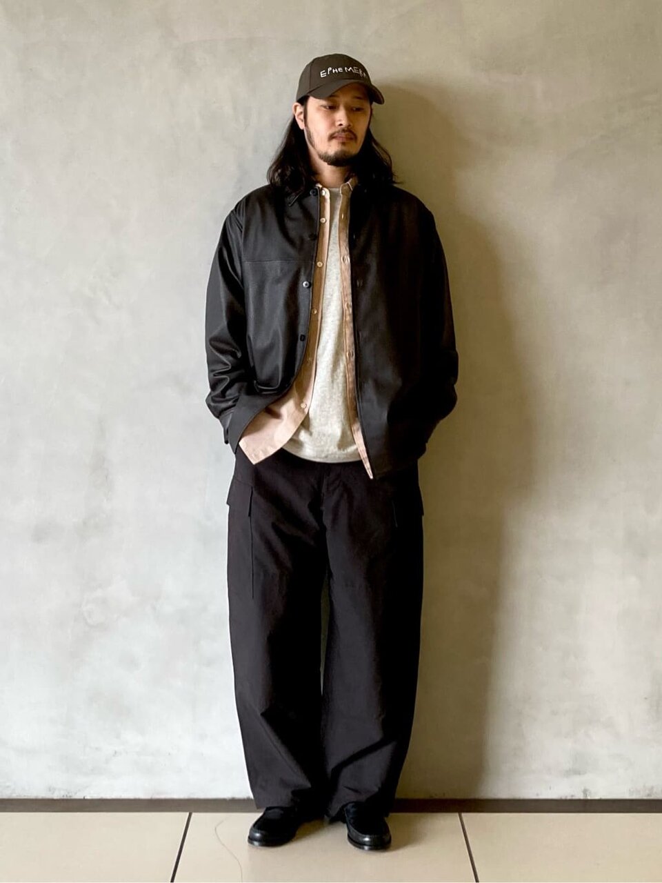 レザーシャツを着た男性